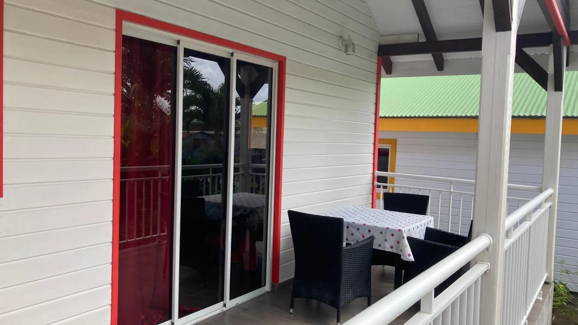 Апартаменты Bungalow Rouge Капестер-Бель-О
